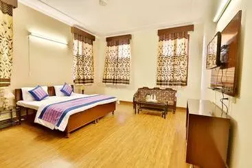 OYO 402 Hotel Noida Residency