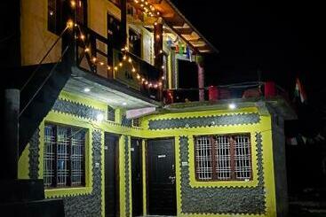 Yellow Bird Hostel & Cafe