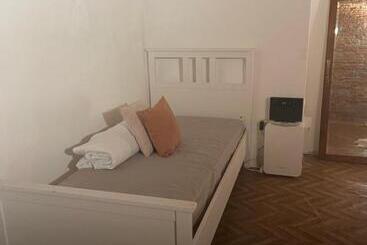 تختخواب و صبحانه Flo