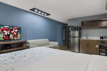 Otel Hometowne Studios By Red Roof And Conference Center Chicago N Aurora Naperville