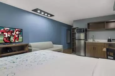 Hotelli Hometowne Studios By Red Roof And Conference Center Chicago N Aurora Naperville