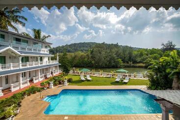 Hotel Stone Wood Riverfront Resort, Siolim
