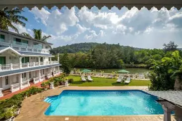 Hotel Stone Wood Riverfront Resort, Siolim