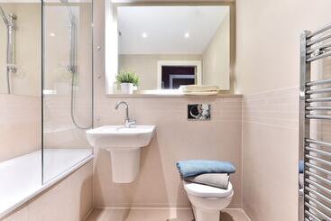 Tower Bridge Superior Apartments