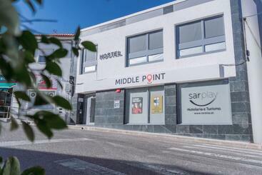 هاستل Middle Point