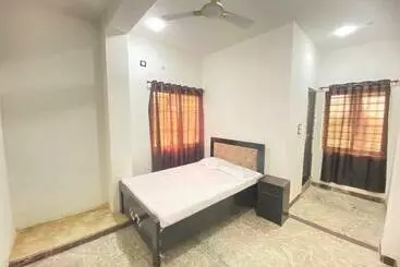 Hotel Oyo Raj Mahal