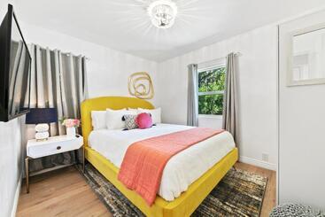 צימר Studio City Contemporary Villa With Pool Sleeps 10