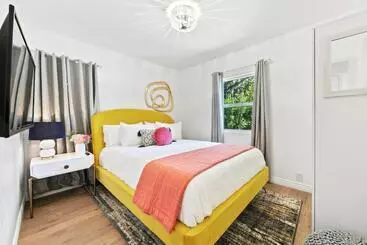 تختخواب و صبحانه Studio City Contemporary Villa With Pool Sleeps 10