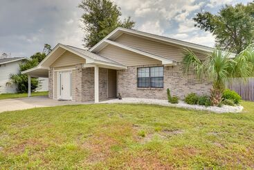 Dom wiejski Bright Lynn Haven Home W/ Screened Porch & Yard!