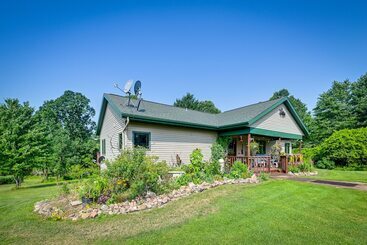 Cottage Cozy Wisconsin Retreat W/ Deck, Grill & Fire Pit!