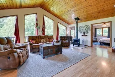 Landhus Cozy Wisconsin Retreat W/ Deck, Grill & Fire Pit!