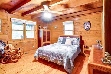 קוטג'' Orleans Retreat W/ Private Hot Tub & Fireplace!