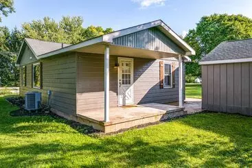 コテージ Pet Friendly Indiana Home W/ Porch, Near Downtown!