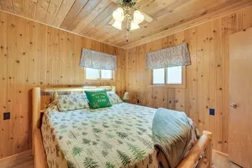 コテージ Grill & Fire Pit: Waterfront Cameron Retreat!