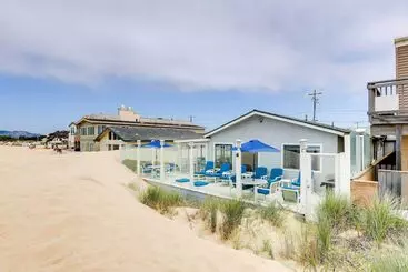 Mökkimajoitus Between The Dunes: Breezy Beachfront Oceano Home!