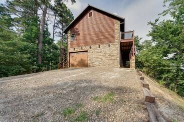 Casa Rural Broken Bow Cabin W/ Game Room & Private Hot Tub!