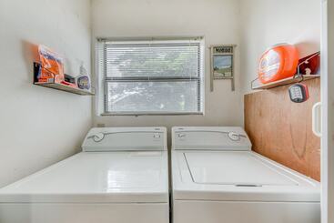 Dom wiejski Cloudcroft Retreat W/ Hot Tub, Grill, & Deck!