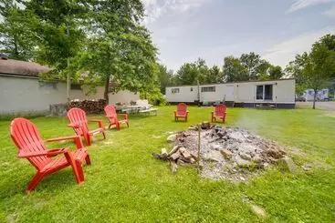 Mökkimajoitus Cozy Geneva Home: Walk To Lake Erie & Main Strip!