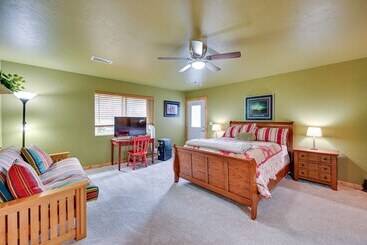 별장 Cozy Munds Park Cabin W/ Fireplace & Deck!