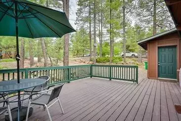 コテージ Cozy Munds Park Cabin W/ Fireplace & Deck!