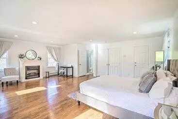 Mökkimajoitus Elegant Connecticut Home: Fireplaces, Pet Friendly