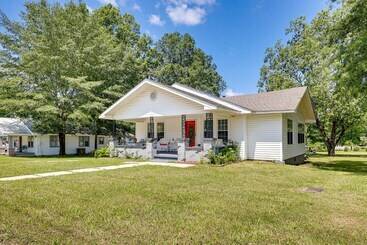 Gîte Rural Historic Arab Home: 12 Mi To Guntersville Lake!