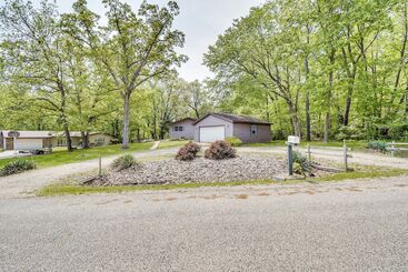 Hus på landet Illinois Cabin W/ Wraparound Deck & Fireplaces