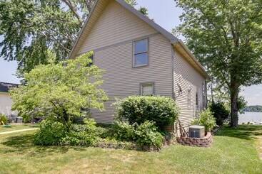 Casa Rural Lakefront Vandalia Home W/ Boat Dock & Gas Grill!