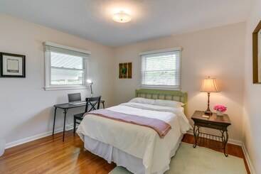 קוטג'' Pet Friendly Berryville Home: Walk To Main Street!