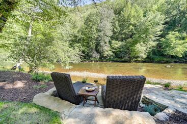 Vakantiehuisje Deck + Mtn Views: Riverfront Cullowhee Home