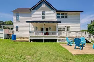 Mökkimajoitus Spacious Grove Home Rental: Yard Games, Fire Pit!