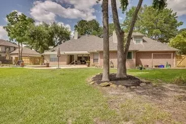 コテージ Montgomery Home: Yard, Heated Pool, & Hot Tub!