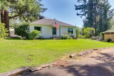 Vintage Cottage By Leaburg Canal W/ Large Yard!