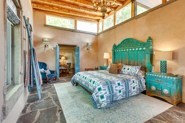 کلبه Historic Millicent Rogers Guest House W/ Hot Tub