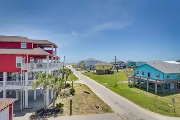 Mökkimajoitus Walk To Gulf: Ocean View Home In Crystal Beach!
