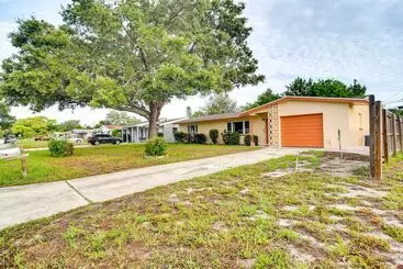 Mökkimajoitus Sunny Seminole Retreat W/ Patio, Near Beaches!