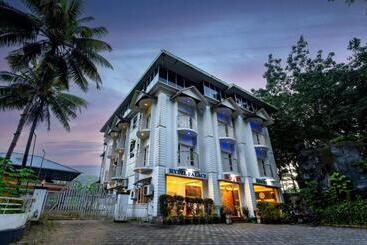 Hotel The Hydel Luxury Palace