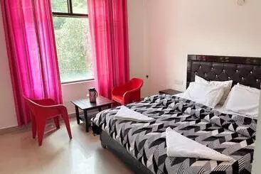ホテル Sarthak Villa