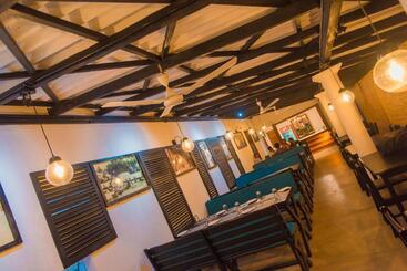 Mahi Beach Hotel & Restaurant