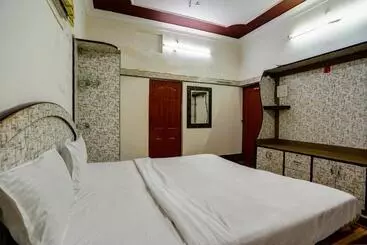 Oyo Bluebird Inn Hotel And Guest House