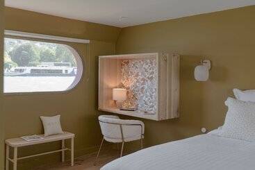 Отель La Peniche Bed And Bicycle Vienne