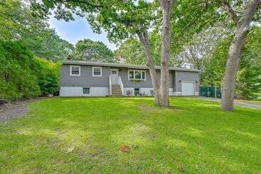 Casa Rural Hampton Bays Retreat: Walk To Squires Beach!