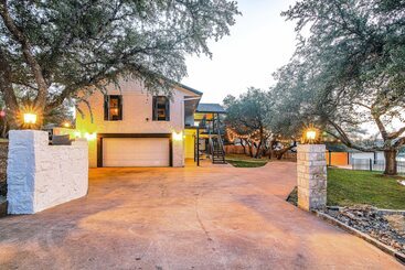 Vakantiehuisje Lago Vista Home W/ Private Pool & Sport Court!