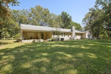 Landhus Natures Care: Home W/ Pond, 16 Mi To Memphis!