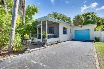 کلبه Steps To Deerfield Beach: Home W/ Private Patio!