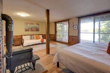 Vakantiehuisje Waterfront New Durham Retreat: Swim Dock, Fire Pit