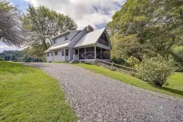 コテージ West Jefferson Riverfront Retreat W/ 2 Porches!