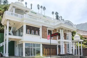 ホテル Reddoorz Syariah Near Kawasan Wisata Gunung Prau Dieng