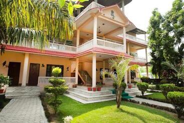 استراحتگاه Motherland Sauraha