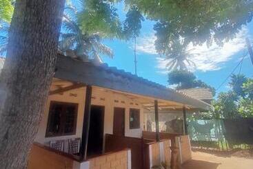 פנסיון Lake Side Cabana